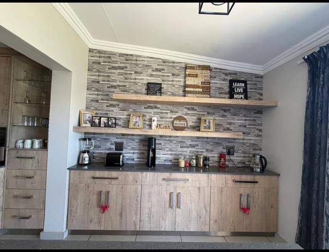 5 BEDROOM HOUSE FOR SALE IN RIVERSDALE